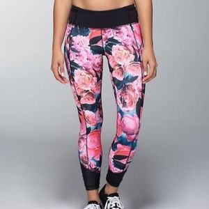 Lululemon Pace Queen Tight in Secret Garden print